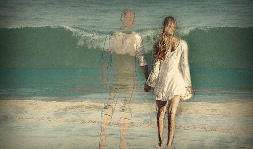 海岸で彼の幻影を感じる女性