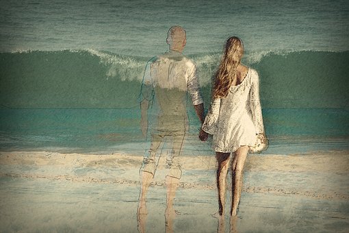 海岸で彼の幻影を感じる女性