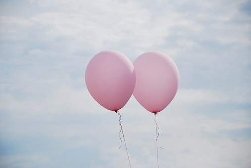 空飛ぶ２つのピンクの風船