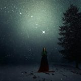 雪の降る夜に孤独な女性