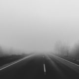 霧の濃い一本道