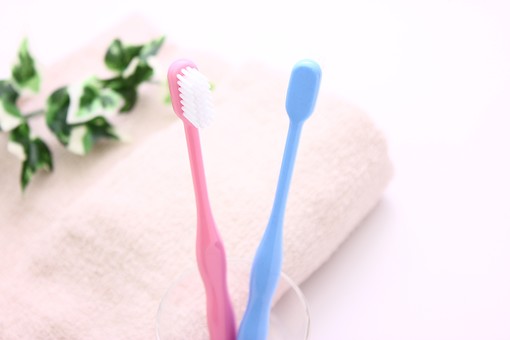 ピンクと青の歯ブラシ