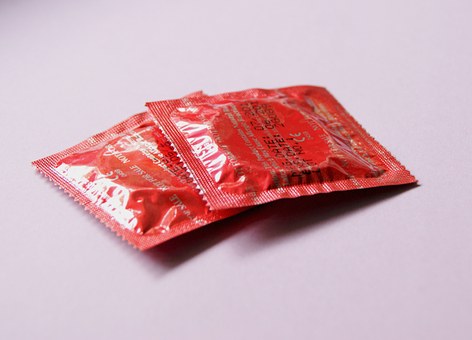 ２つの赤いコンドーム