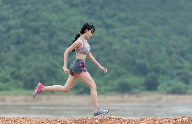 ジョギングしている女性の写真